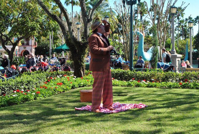 Disney's Hollywood Studios citizens of hollywood streetmosphere meet and greet echo lake