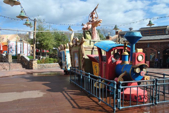 Walt Disney World Magic Kingdom pools and kids splash areas circus
