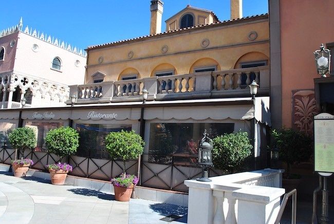 how do i make a reservation for a restaurant in disney world
