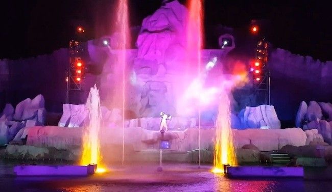 how long is the fantasmic show