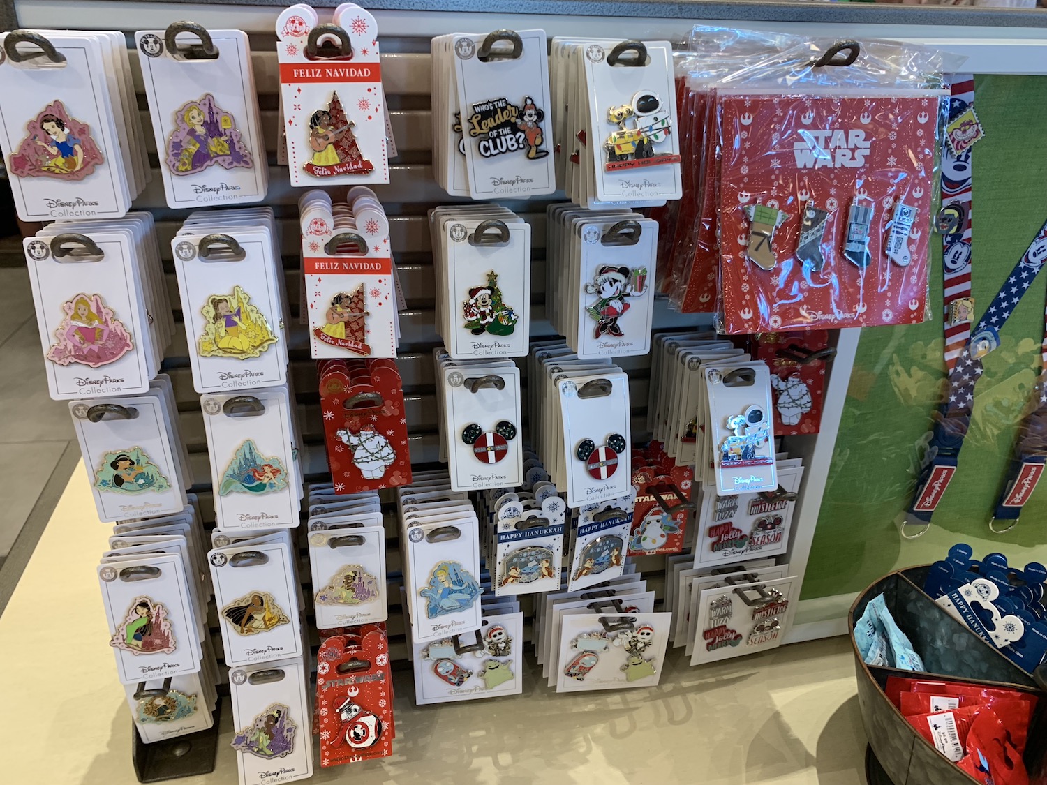 2018 disney holiday pins complete list