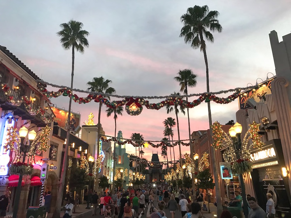 how long are the lines at disney world during christmas